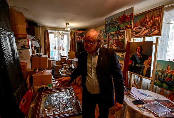 -Le peintre Sergueï Alexandrov dans son atelier dans un immeuble résidentiel, l’immeuble s’apprête à être démoli. Photo par Yuri Kadobnov / AFP via Getty Images.