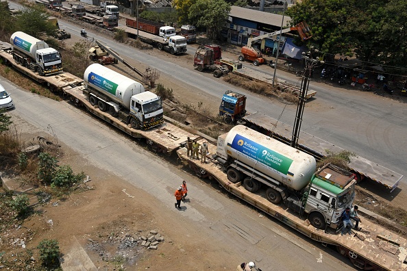 -Des camions- citernes d'oxygène sont transportés dans un train spécial à Navi Mumbai le 26 avril 2021. Photo de - / AFP via Getty Images.