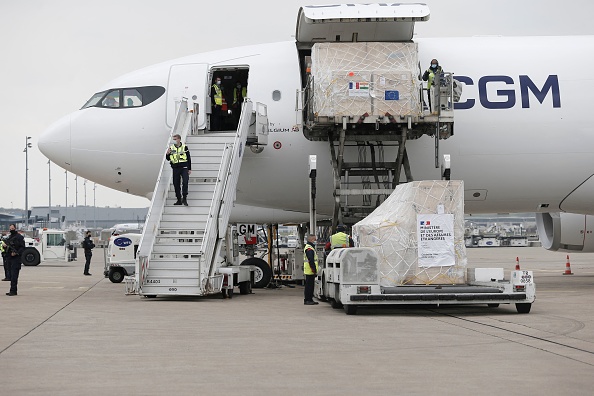 Aéroport de Roissy.  La France envoie des équipements en Inde pour aider le pays à faire face à l'épidémie du Covid-19. (Photo : LEWIS JOLY/POOL/AFP via Getty Images)
