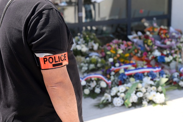 Hommage au policier Eric Masson, tué le 5 mai à Avignon lors d'une opération anti-drogue. (Photo : NICOLAS TUCAT/AFP via Getty Images)
