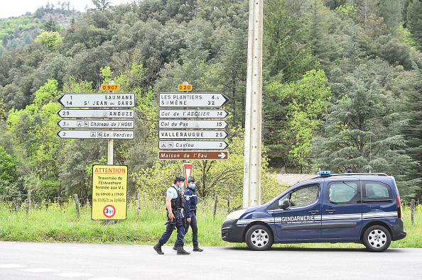 Les gendarmes recherchent un homme qui a abattu deux personnes dans une scierie dans les Cévennes, le 11 mai 2021. (Photo : SYLVAIN THOMAS/AFP via Getty Images)