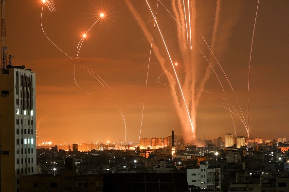 -Des roquettes illuminent le ciel nocturne, elles sont tirées vers Israël depuis le nord de la bande de Gaza le 14 mai 2021. Photo Mohammed ABED/AFP via Getty Images.