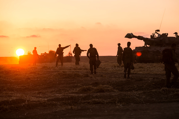 Des soldats israéliens préparent leur unité d'artillerie près de la frontière avec la bande de Gaza le 14 mai 2021 à Sderot, en Israël. Photo by Amir Levy/Getty Images.