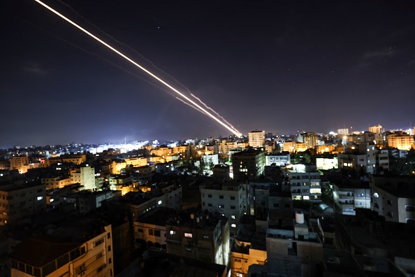 -Des roquettes lancées depuis la ville de Gaza, par le mouvement palestinien Hamas, vers Israël, le 15 mai 2021. Photo de MAHMUD HAMS /AFP via Getty Images.