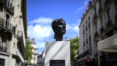 Paris: un buste d’Aznavour inauguré dans le quartier de son enfance