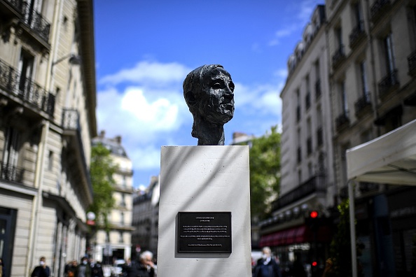 -Un buste du chanteur franco-arménien Charles Aznavour a été inauguré lors d'une cérémonie au Carrefour de l'Odéon à Paris le 22 mai 2021. Photo Christophe ARCHAMBAULT / AFP via Getty Images.