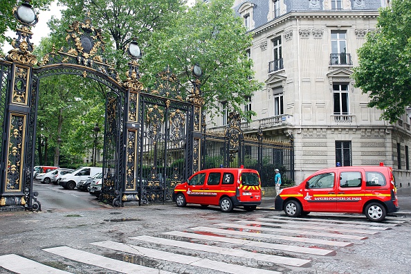 Des véhicules de pompiers sont stationnés à l'entrée du parc Monceau à Paris 
 (MATTHIEU ALEXANDRE/AFP via Getty Images)