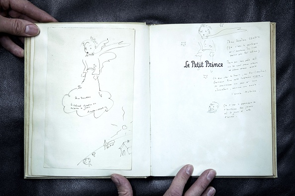 Une copie originale et signée du « Petit Prince » par l'auteur, l'aviateur Antoine de Saint-Exupéry, est photographié à la maison de vente de Cazo le 2 décembre 2016 à Paris. (Philippe LOPEZ/AFP via Getty Images)