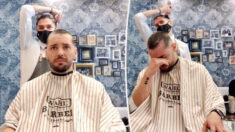 Vidéo : un barbier se rase la tête pour soutenir un collègue atteint d’un cancer, ce qui l’émeut aux larmes