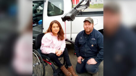 Un mécanicien bienveillant intervient pour réparer le fauteuil roulant d’une femme paraplégique – l’acte de bonté fait echo