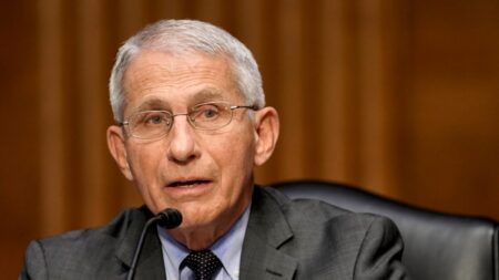 Anthony Fauci n’est « pas convaincu » que le Covid-19 se soit développé naturellement, et soutient une enquête sur l’origine du virus