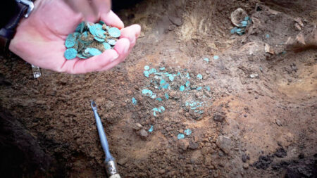 Des archéologues découvrent des milliers de pièces de monnaie médiévales dans le champ d’un agriculteur en Hongrie