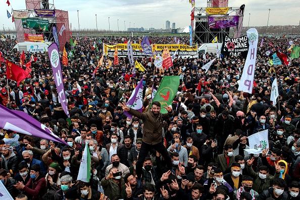 -La célébration kurde de Nowruz, le nouvel an persan, à Istanbul le 20 mars 2021. Photo de Yasin AKGUL / AFP via Getty Images.