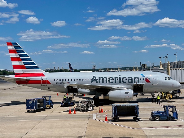 -Un Airbus 319 d'American Airlines à l'aéroport national Ronald Reagan de Washington (DCA) à Arlington, Virginie, le 13 mai 2021. Photo de Daniel SLIM / AFP via Getty Images.