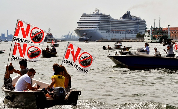-Des manifestants écologistes manifestent à bord de petits bateaux contre la présence de navires de croisière dans le lagon, le 05 juin 2021. Photo de MARCO SABADIN / AFP via Getty Images.