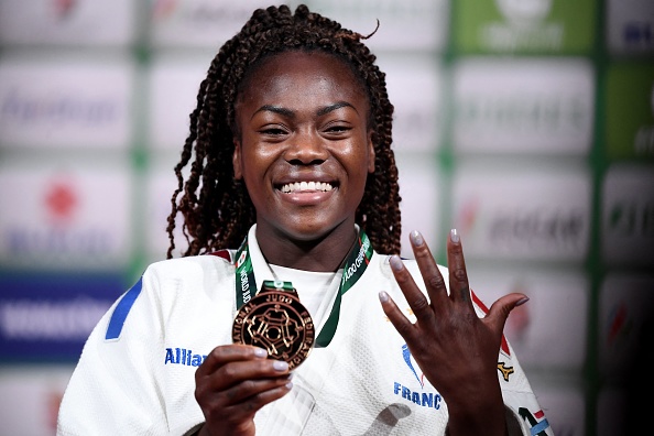 La Française Clarisse Agbegnenou remporte sa cinquième médaille d'or de championne du monde de judo à Budapest, Hongrie, le 9 juin 2021. (Photo : ATTILA KISBENEDEK/AFP via Getty Images)
