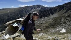 En France, un « sherpa-éboueur » nettoie les sommets des Pyrénées