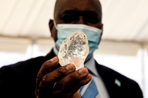 Le diamant a été montré au Président Mokgweetsi Masisi à Gaborone, la capitale. (Photo : MONIRUL BHUIYAN/AFP via Getty Images)