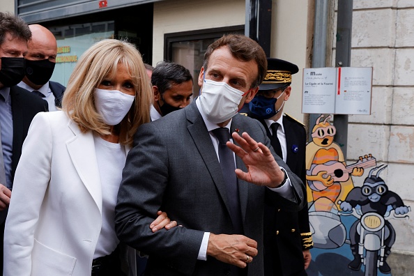 Emmanuel et Brigitte Macron à Château-Thierry le 17 juin 2021. (Photo PASCAL ROSSIGNOL/POOL/AFP via Getty Images)