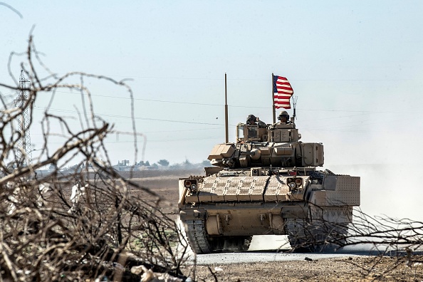 -Un véhicule de combat américain Bradley patrouille près des puits de pétrole dans le nord-est de la Syrie, le 22 juin 2021. Photo de Delil SOULEIMAN / AFP via Getty Images.