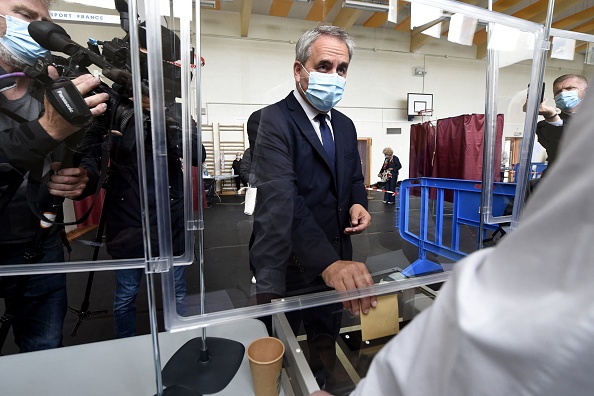 Xavier Bertrand, candidat des Républicains aux élections régionales dans les Hauts-de-France, lors du deuxième tour, dans un bureau de vote de Saint-Quentin (Aisne), le 27 juin 2021. (Photo FRANCOIS LO PRESTI/AFP via Getty Images)