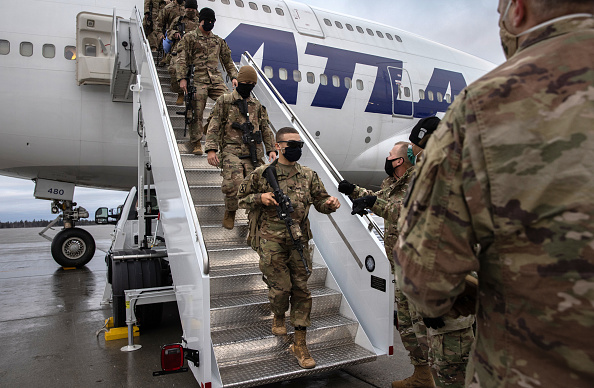 -L’armée américaine continue de réduire les niveaux de troupes en Afghanistan. Photo de John Moore/Getty Images.