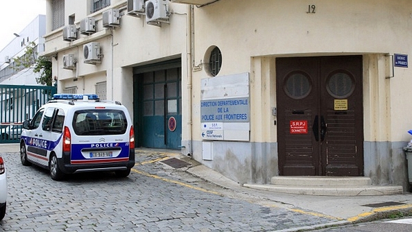 Une voiture de police arrive dans les locaux de la police judiciaire à Perpignan. (RAYMOND ROIG/AFP via Getty Images)