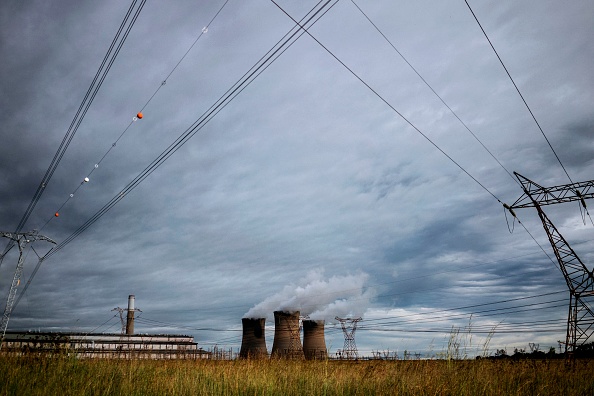 Les tours de la centrale électrique d'Eskom sont vues à Hendrina le 22 février 2018. Photo de MARCO LONGARI / AFP via Getty Images.