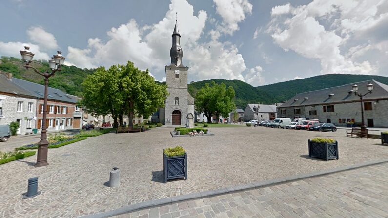 Place de l'Église, en face de la mairie - Chooz (Google Maps)