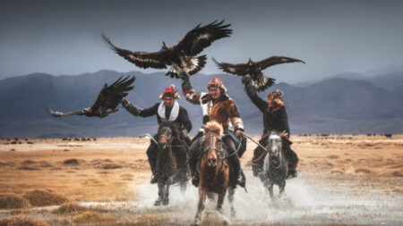 Photos : le lien profond entre les derniers gardiens d’aigles de Mongolie et leurs puissants oiseaux