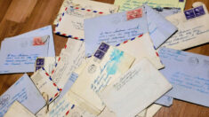38 lettres d’amour du temps de guerre trouvées dans une boîte achetée aux enchères sont rendues à la famille d’un ancien combattant décédé