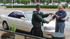 Un « donateur patriotique » offre une voiture à un vétéran de la marine qui se lève à 3 heures du matin pour aller au travail en bus