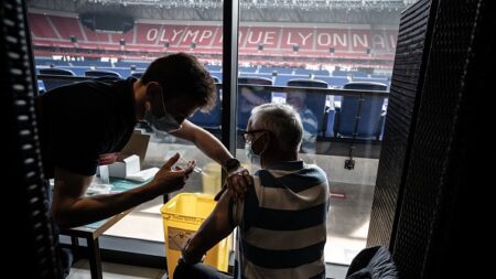 Lyon : il laisse ses 3 enfants en bas âge dans sa voiture en plein soleil, le temps de se faire vacciner