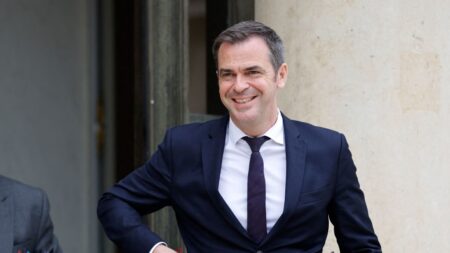 À 5h du matin, Olivier Véran fait revoter l’obligation du passe sanitaire obligatoire à l’hôpital et revient à la version initiale du texte