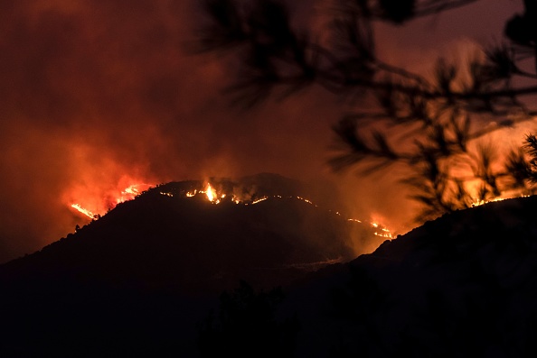 -Le village de Vavatsinia à Chypre, un incendie de forêt géant fait rage sur les collines voisines, dans la nuit du 3 juillet 2021. Photo par Iakovos Hatzistavrou / AFP via Getty Images.