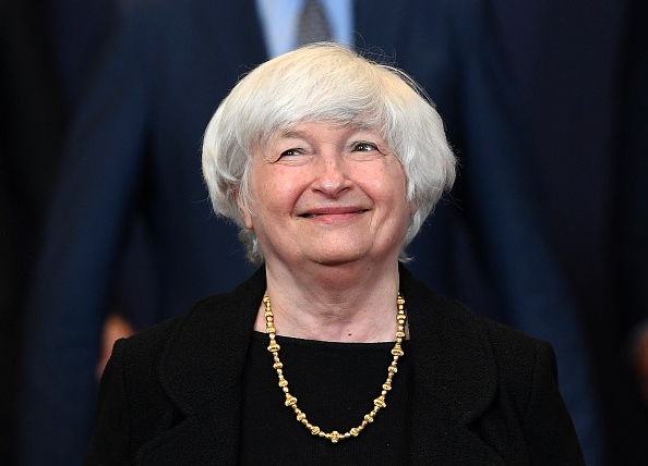 La secrétaire américaine au Trésor, Janet Yellen, pose pour une photo de famille pendant une réunion de l'Eurogroupe au siège de l'UE à Bruxelles, le 12 juillet 2021. (Photo : JOHN THYS/AFP via Getty Images)