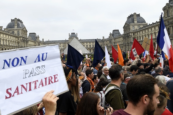 Manifestation contre le pass sanitaire le 17 juillet 2021 dans le quartier du musée du Louvre à Paris. (Photo BERTRAND GUAY/AFP via Getty Images)