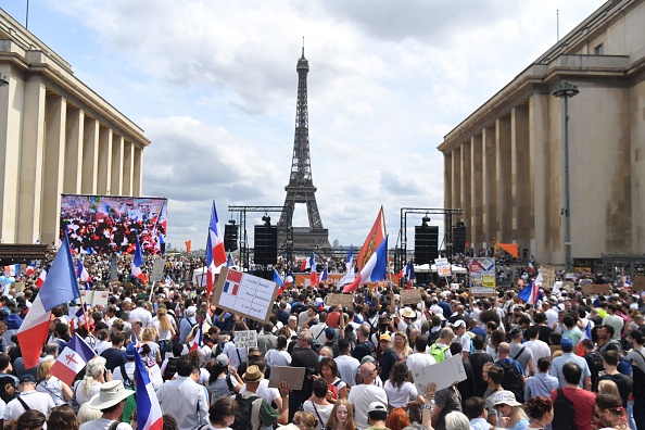 Manifestation contre le passe sanitaire place du Trocadéro à Paris le 24 juillet 2021. (Photo ALAIN JOCARD/AFP via Getty Images)