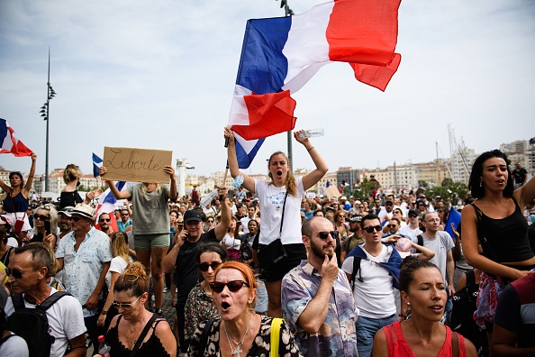 Manifestation contre l'utilisation obligatoire du passe sanitaire, à Marseille, le 24 juillet 2021. (CLEMENT MAHOUDEAU/AFP via Getty Images)