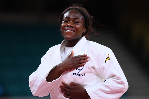 La française Clarisse Agbegnenou remporte la médaille d'or du judo féminin -63kg contre Tina Trstenjak, de Slovénie, lors des Jeux olympiques de Tokyo, le 27 juillet 2021. (Photo :  FRANCK FIFE/AFP via Getty Images)