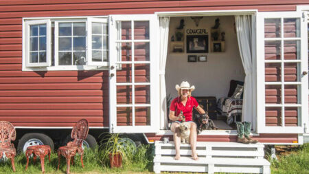 Photos : une femme qui se sentait « écrasée » par ses dettes hypothécaires construit sa propre petite maison sur roues