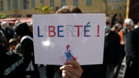 Paris : un apéro sauvage installé place de la République pour protester contre le passe sanitaire