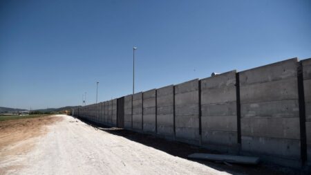La Grèce érige un mur d’acier le long de la frontière turque par crainte des migrations afghanes