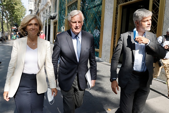 Valérie Pécresse, accompagnée de Michel Barnier, négociateur en chef de l'UE pour le Brexit et Laurent Wauquiez, président LR de la région Rhône-Alpes, en préparation de l'élection présidentielle de 2022, à Paris le 20 juillet 2021. (Photo LUDOVIC MARIN/AFP via Getty Images)