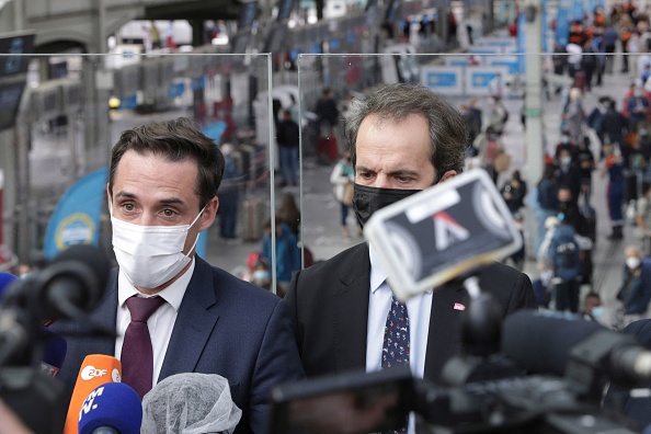 Le ministre des Transports Jean-Baptiste Djebbari (g) à la Gare de Lyon, à Paris le 9 août 2021. (Photo ADRIENNE SURPRENANT/POOL/AFP via Getty Images)