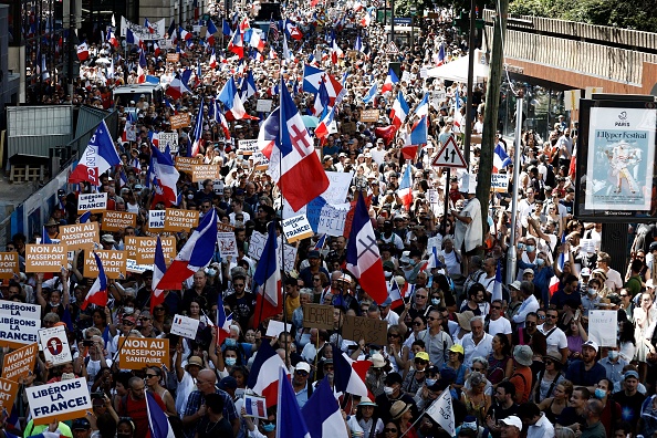 Manifestation dans la capitale à l'appel de Florian Philippot et de son mouvement des Patriotes le 14 août 2021 à Paris. (Photo SAMEER AL-DOUMY/AFP via Getty Images)