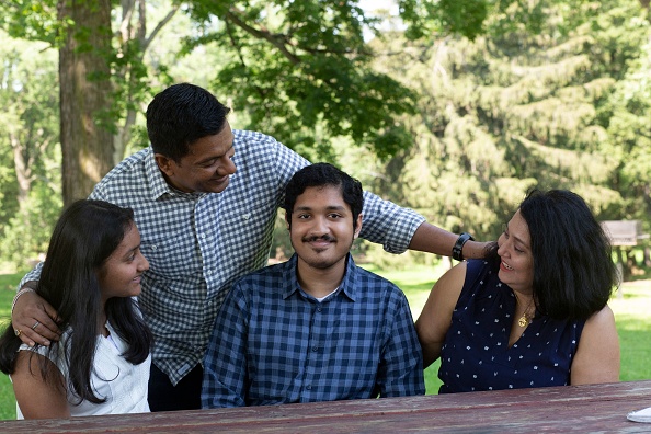 -Anish Shrivastava, né le 11 septembre 2001, pose avec sa mère, sa sœur et son père, à New York, le 24 juillet 2021. Photo de Kena Betancur / AFP via Getty Images.