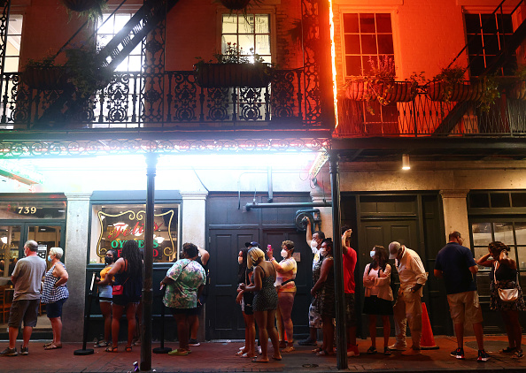 Des gens font la queue pour entrer dans un restaurant du quartier français le 13 août 2021 à la Nouvelle-Orléans, en Louisiane. Photo de Mario Tama/Getty Images.