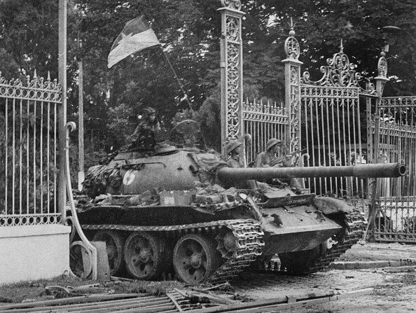 -Une photo prise le 30 avril 1975 à Saigon montre un char de l'armée nord-vietnamienne, défonçant la porte du palais présidentiel sud-vietnamien, dernier bastion du gouvernement sud-vietnamien. Photo de -/VNA/AFP via Getty Images.