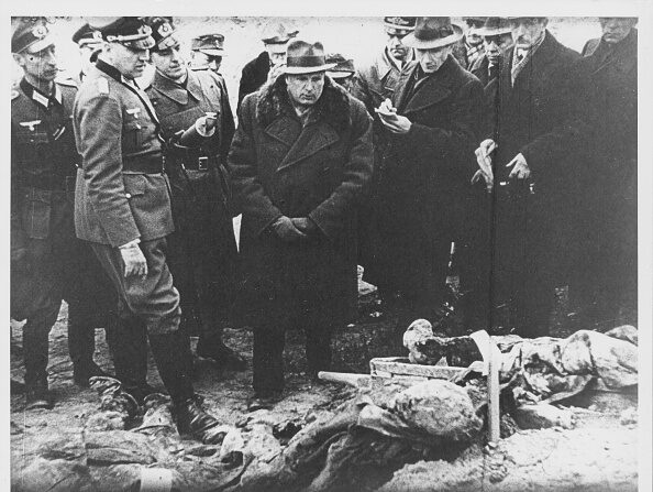 Des membres de la presse étrangère et des membres de la Commission de Katyn observant les fonctionnaires exhumer les corps des soldats polonais tués à l'ordre de Staline lors du massacre de Katyn pendant la Seconde Guerre mondiale, Russie, 1943. (Photo : Gabriel Hackett/Archive Photos/Getty Images)